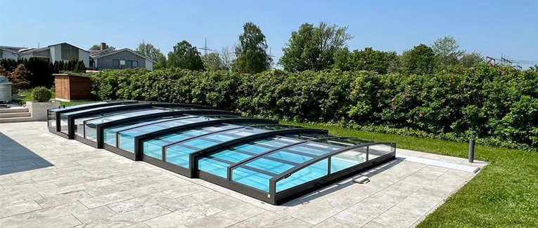 Darstellung eines Pools im Garten mit Poolüberdachung