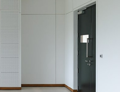 Gebäudeflur mit Schallschutztür und automatischer Schließfunktion.